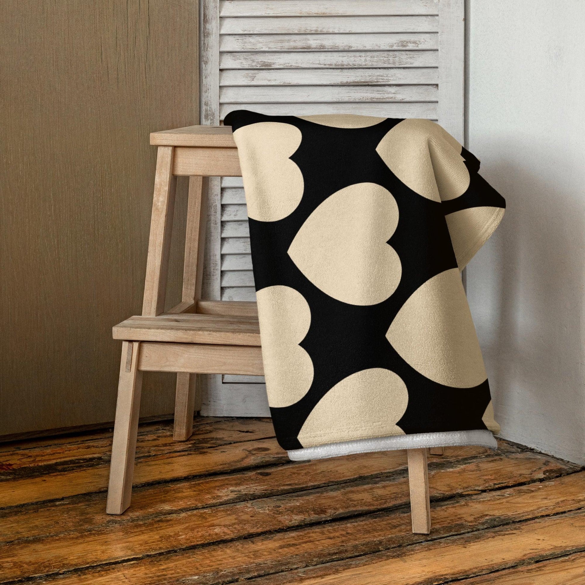 ELLIE LOVE black - Towel | SHALMIAK