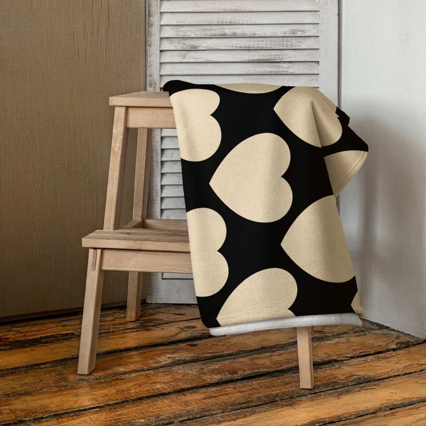 Towel - ELLIE LOVE black - Bold heart print