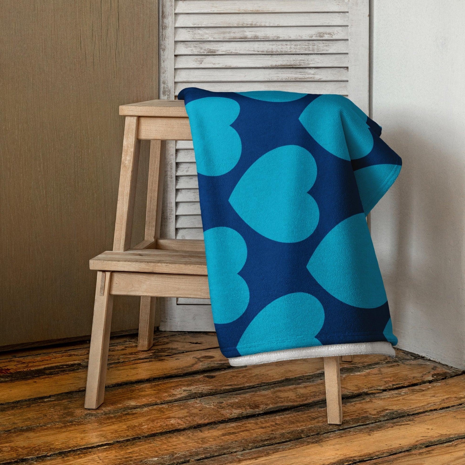 Towel - ELLIE LOVE blue - Bold heart print