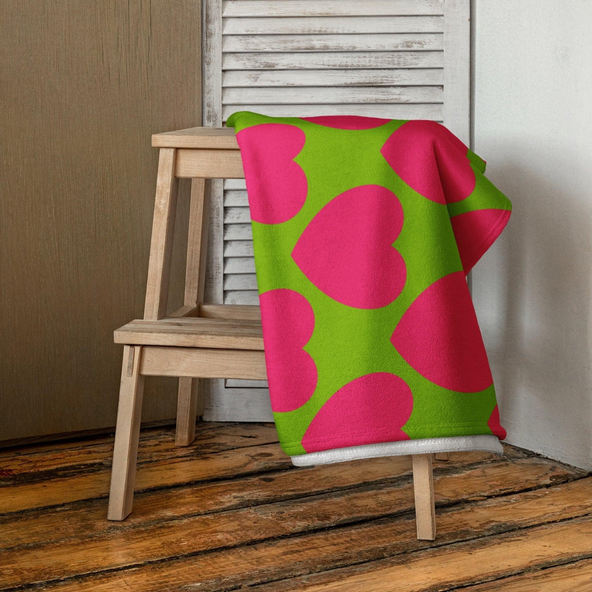 Towel - ELLIE LOVE pink lime - Bold heart print