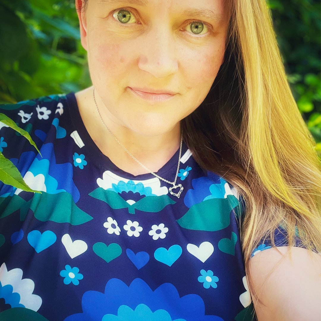 Woman's t-shirt - FALL IN LOVE magic blue - Elegant flower and heart print
